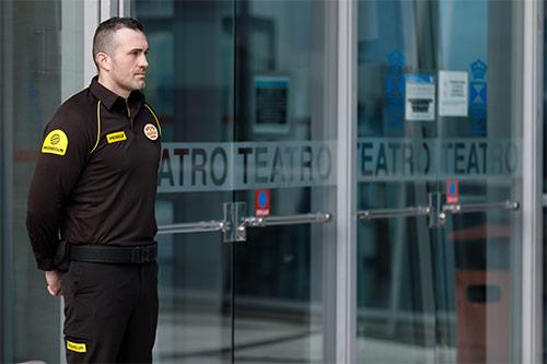 agente seguridad en la puerta agente seguridad en la puerta
