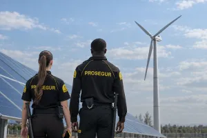 Seguridad para parques solares y plantas energéticas: detectar intrusiones a distancia
