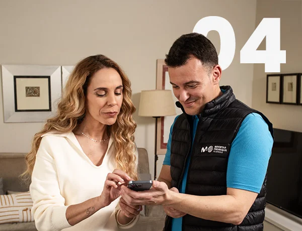 Instalación proesional Pareja relajada en el sofá gracias a alarma instalada por un profesional
