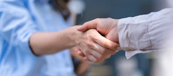 Se compromete Se compromete