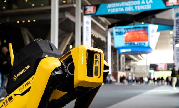 Yellow, el perro robot de Prosegur, salta nuevamente a la pista del Mutua Madrid Open Yellow, el perro robot de Prosegur, salta nuevamente a la pista del Mutua Madrid Open