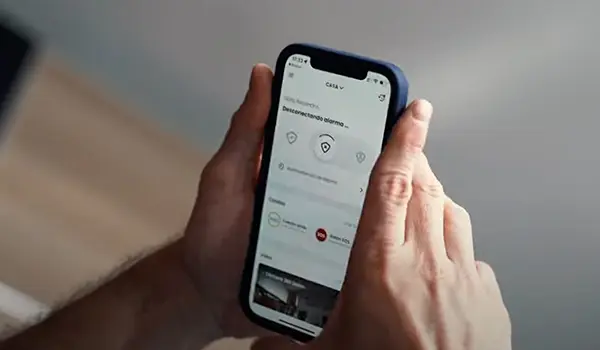 Móvil con App para hacer seguimiento del servicio Acuda Desde la App de Movistar Prosegur Alarmas se puede hacer seguimiento de la intervención del vigilante motorizado desde que la inicia hasta que llega de nuevo a la delegación.