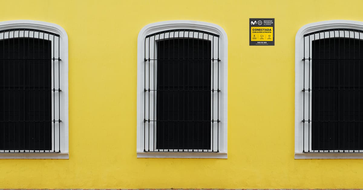 Placa disuasoria evitando robos en casa