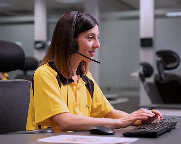 Detrás de nuestra tecnología se encuentra la Central Receptora de Alarmas Mujer operadora de la Central Receptora de Alarmas atendiendo una intrusión