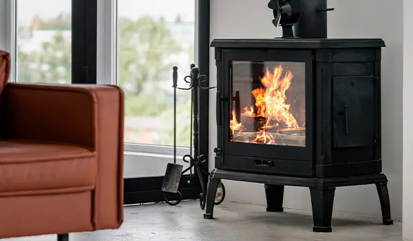 Servicio ante fugas de CO2 Chimenea encendida en un hogar