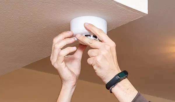 Seguridad ante incendios Técnico de MPA instalando un detector de humo