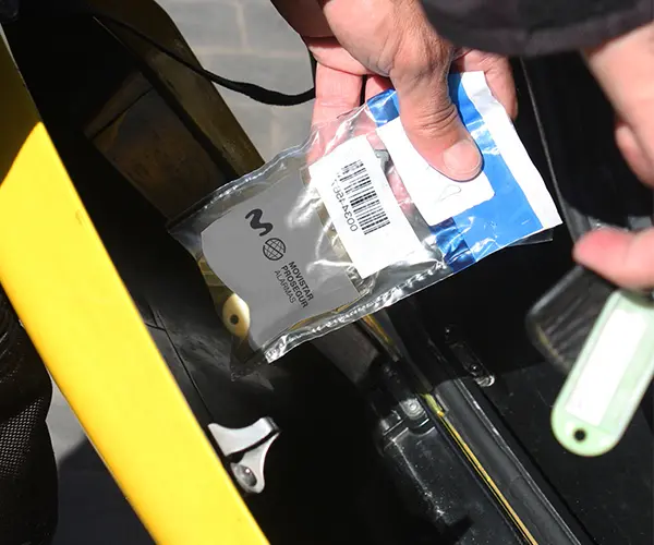 Vigilante motorizado con llaves para custodiarlas Con el servicio de Custodia de llaves, incluido en tu alarma, custodiamos las llaves desde nuestras instalaciones de alta seguridad para que el vigilante motorizado pueda llevarlas encima en las intervenciones.