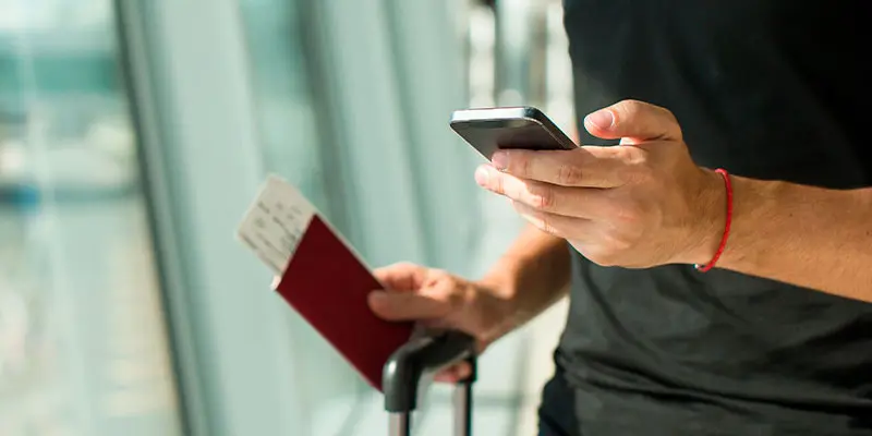 Persona utilizando el móvil con precaución por su seguridad personal