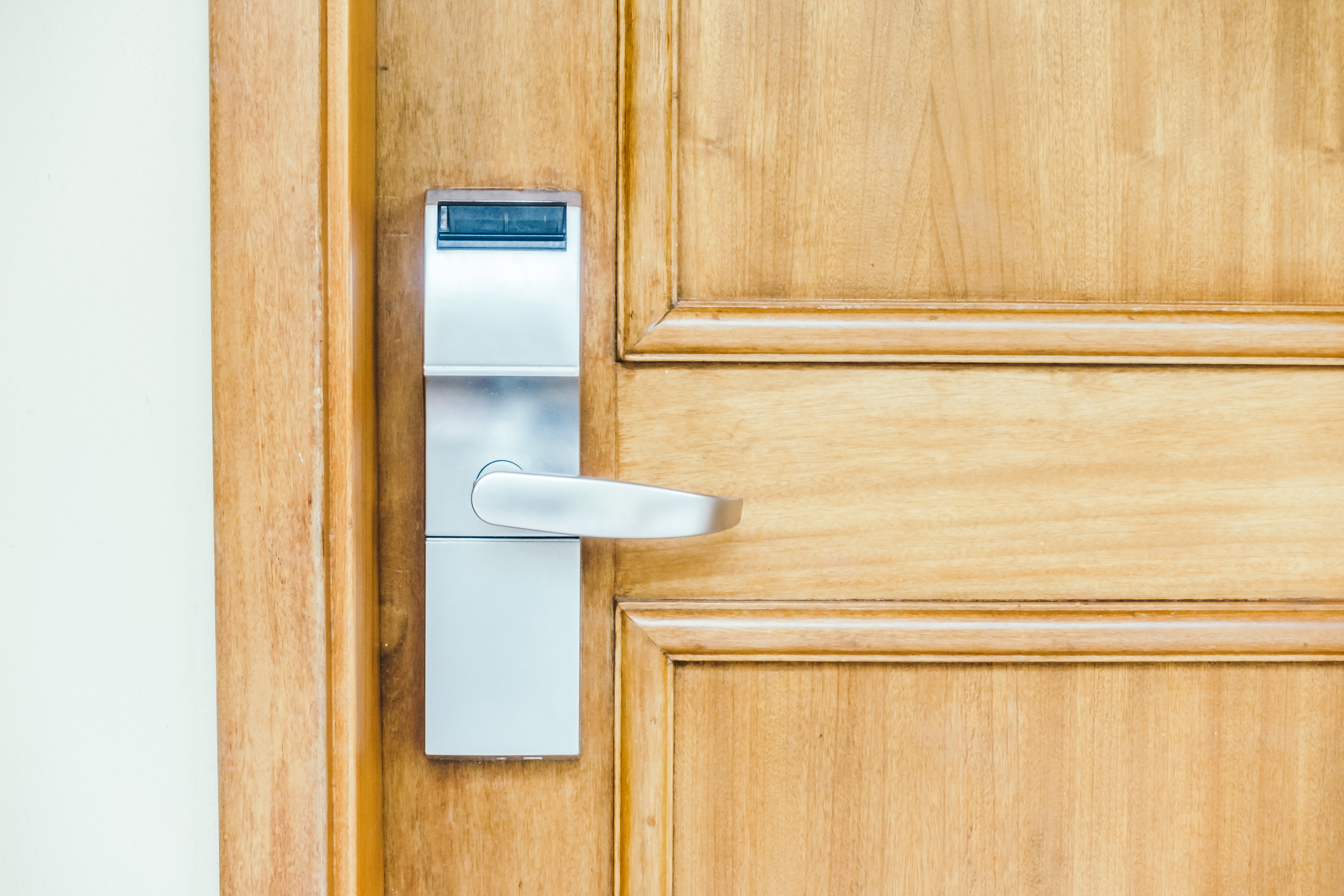 La importancia de la cerradura en una puerta blindada o acorazada, diferencia entre una y otra.