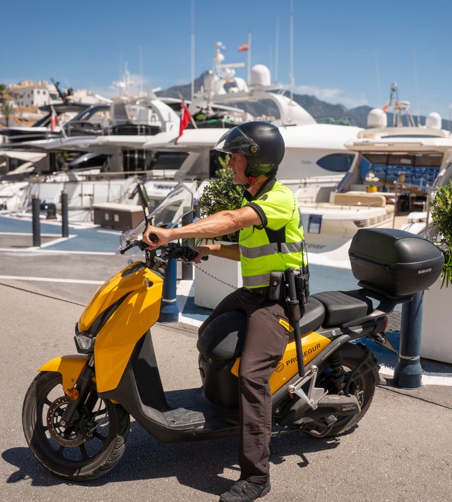 Vigilancia en motos: servicios de movilidad en Puerto Banús.