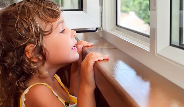 Importancia consultoría de seguridad Niño mirando por la ventana