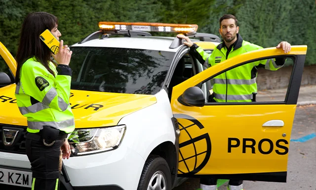 ¿Cómo se gestionan los servicios de vigilancia móvil en el sector de la construcción?